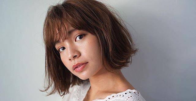 发型|40岁的女人别总扎马尾了，今年流行可爱成人发型，时髦显年轻