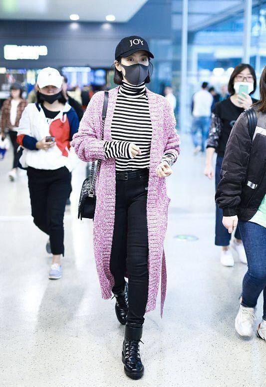 私下里|宋茜私下里还挺有个性的，POLO衫“歪着穿”，秀出肩膀挺抢镜