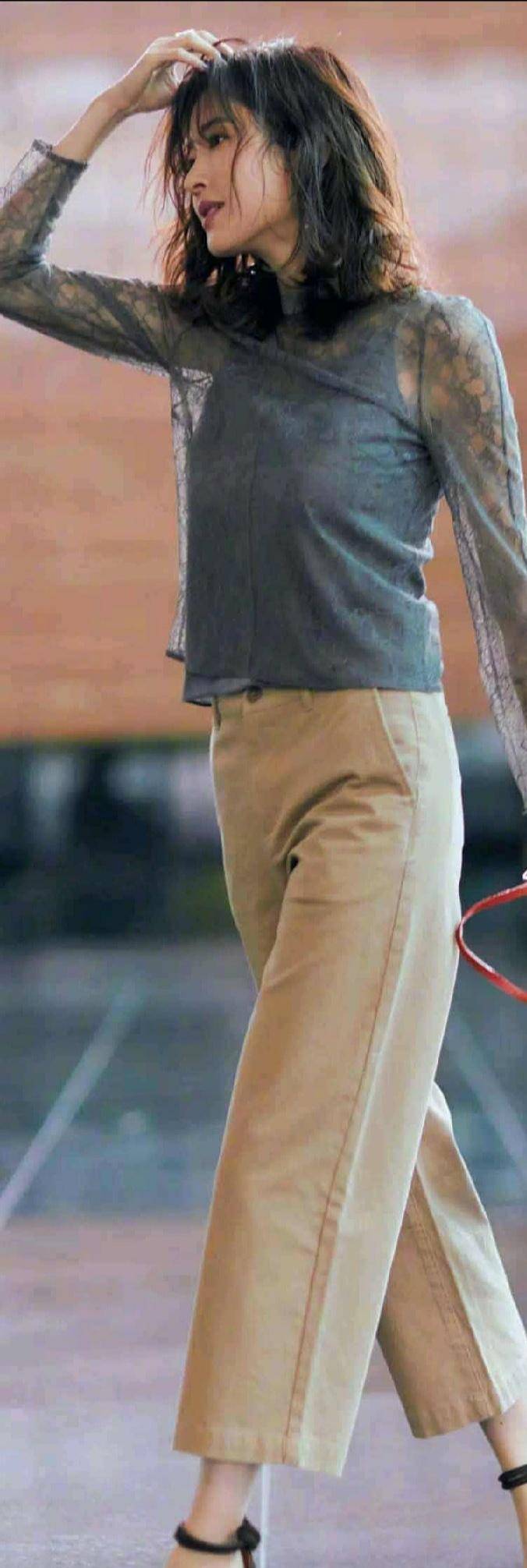 因为|女人过了四十岁，可以尝试一下这款“显瘦裤”，时髦大气又显身材