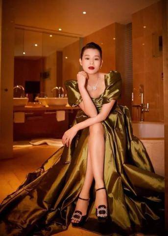 高个子|胡杏儿真该换造型师了,172的身材穿不出来,“虎背熊腰”倒很抢眼