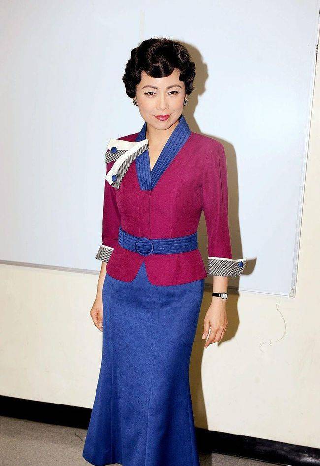 邓萃雯|邓萃雯不愧是老牌港星,复古的气质一般人比不了,穿红裙太美了