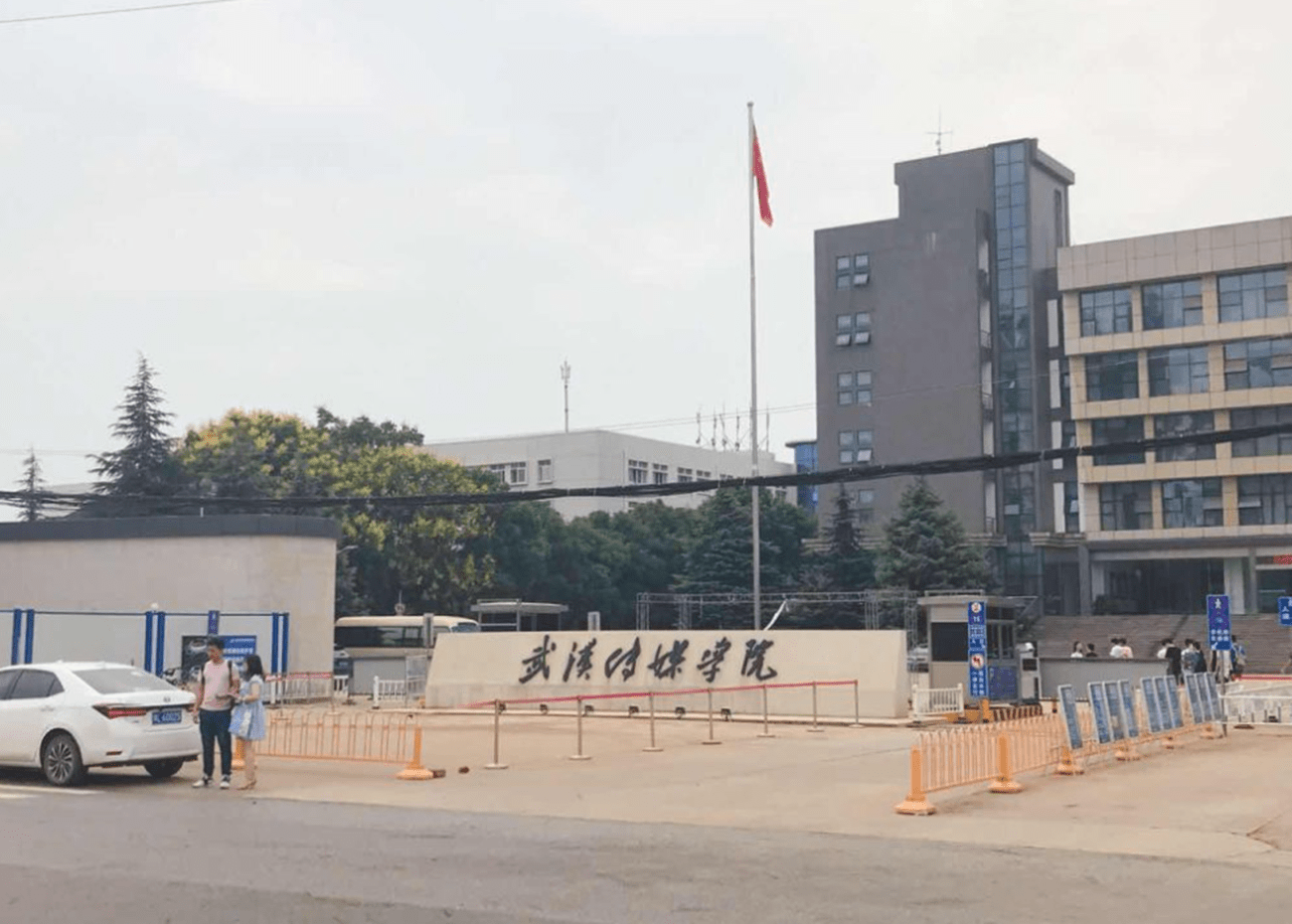 本以为汉口学院的收费已经很不低了,没想到武汉传媒学院更是"天价"