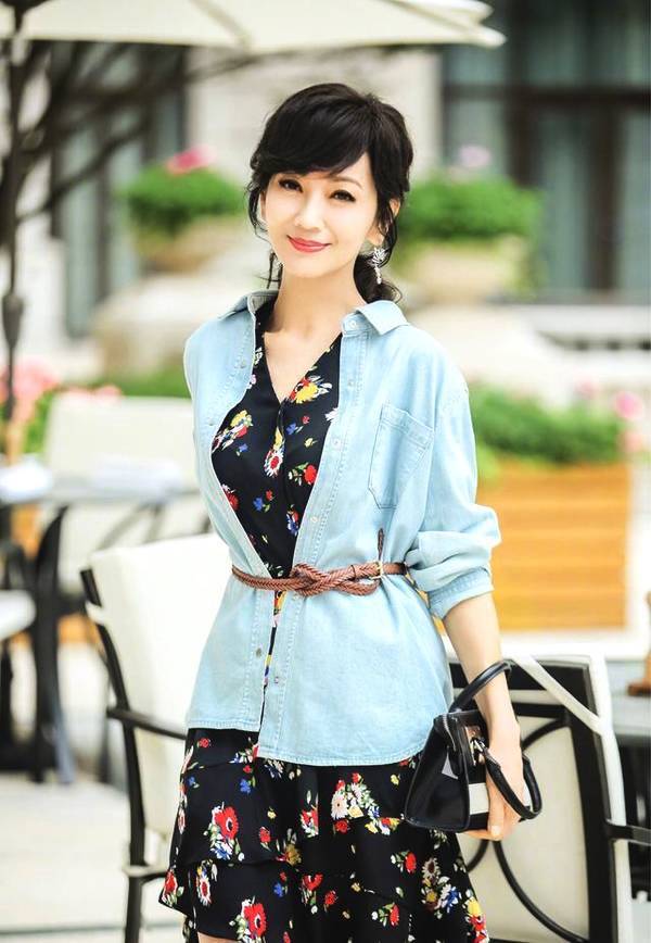 贵妇|车晓母女同台亮相，王丽云穿印花装配“贵妇头”，气场比女儿强大