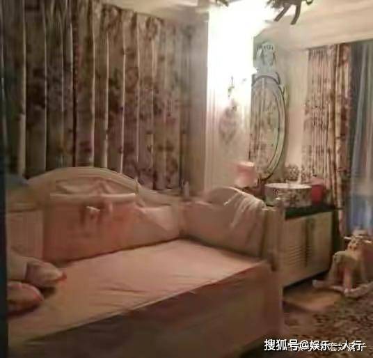 吴绮莉难得笑的这么开心素颜被记者拍感觉过的挺洒脱？