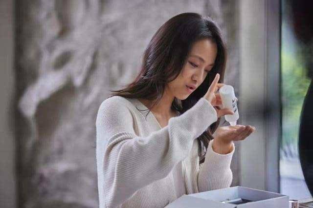 整体|汤唯结婚6年成“韩式美人”,穿开衫配卷发好温柔,文艺气质绝了