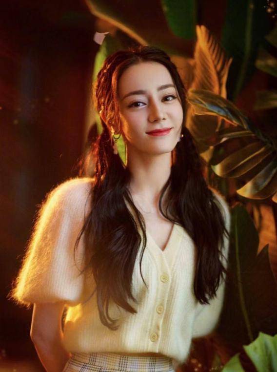 麦粒肿|迪丽热巴突发麦粒肿剪短两侧头发，扎马尾现身机场，发量好少