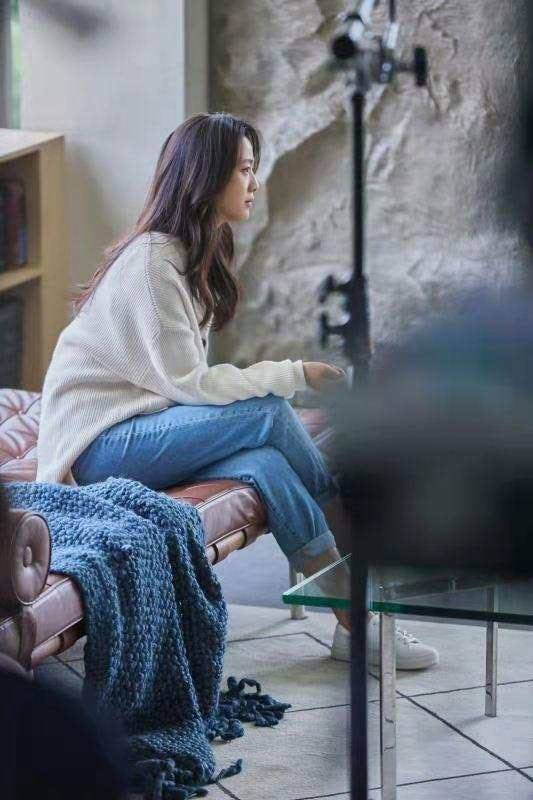整体|汤唯结婚6年成“韩式美人”,穿开衫配卷发好温柔,文艺气质绝了