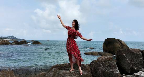 什么|梁小冰现身港姐聚会!52岁穿粉衣跳舞似选美现场,关咏荷捂嘴害羞