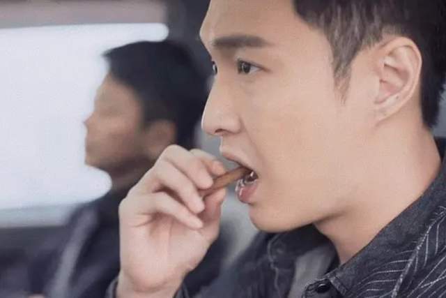 这说明很多观众和我一样,也都注意到林浩剔牙这个小动作了.