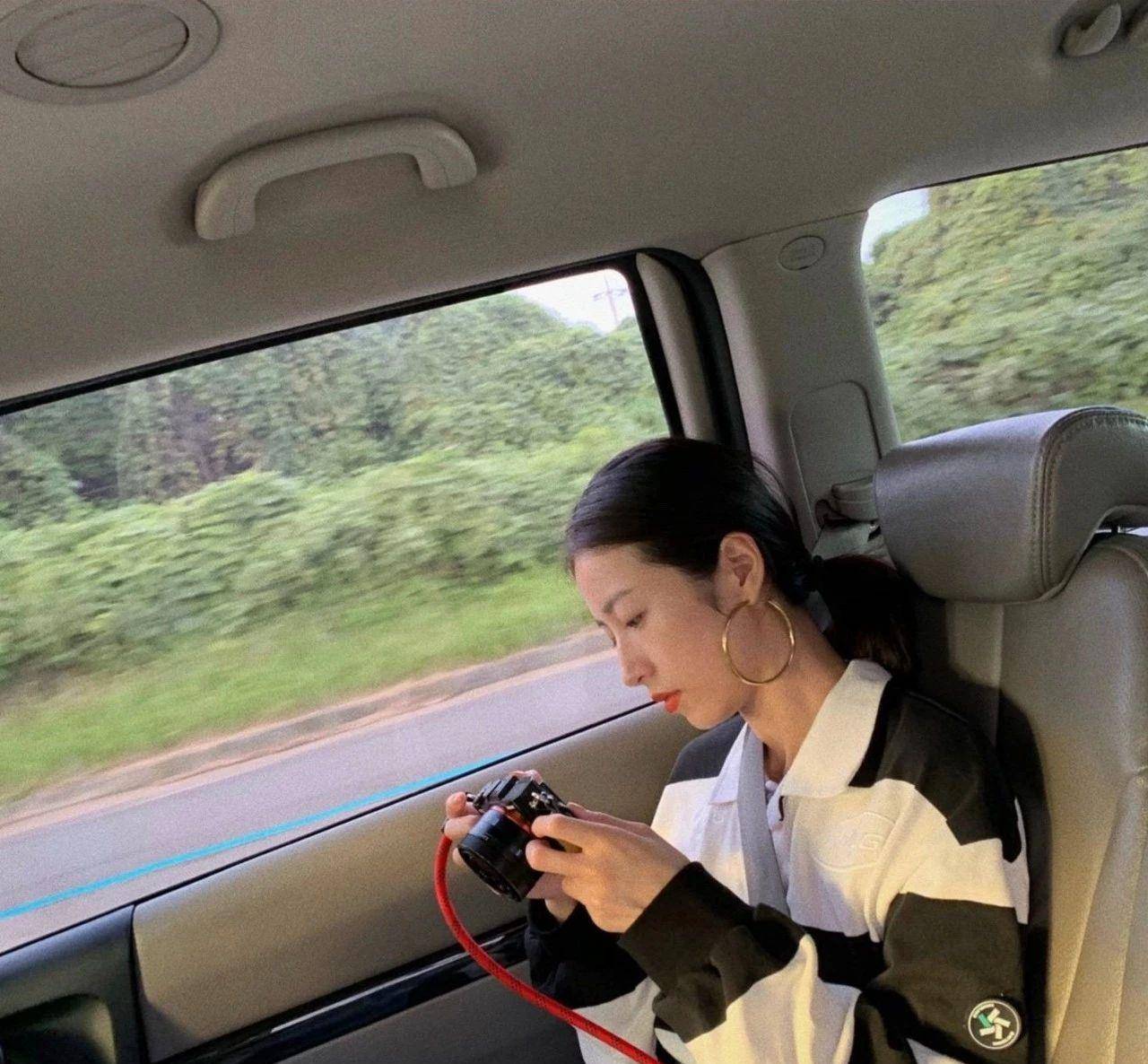 配饰|周雨彤在《我在他乡挺好的》中演技哭戏值得夸，她的衣品更值得夸