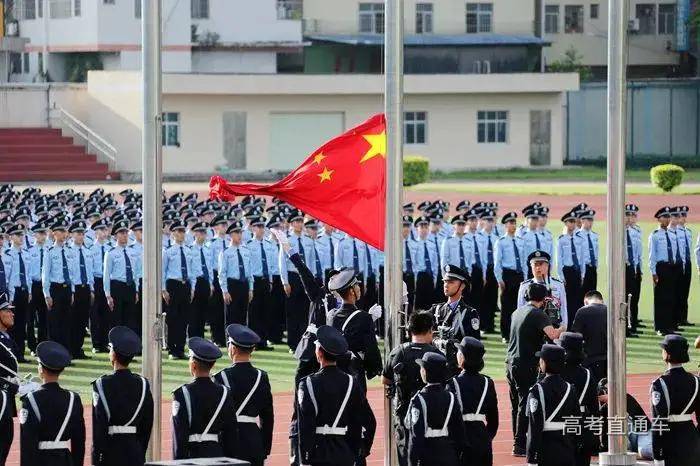 校服|万万没想到！到了大学还是要穿校服，而且这么难看！