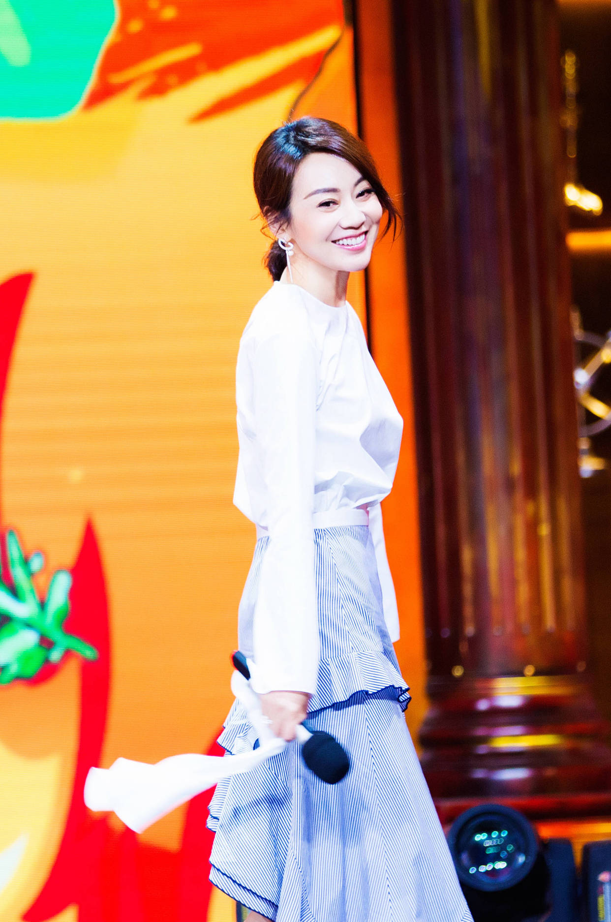 原创50岁闫妮穿初恋裙真好看镂空蕾丝裙摆小仙女气息满满心动