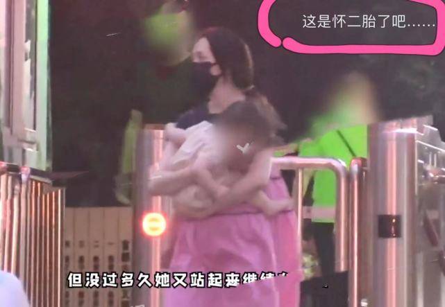 官宣|郭碧婷抱女儿逛公园，穿宽松罩衫腹部厚实，被猜怀上二胎？