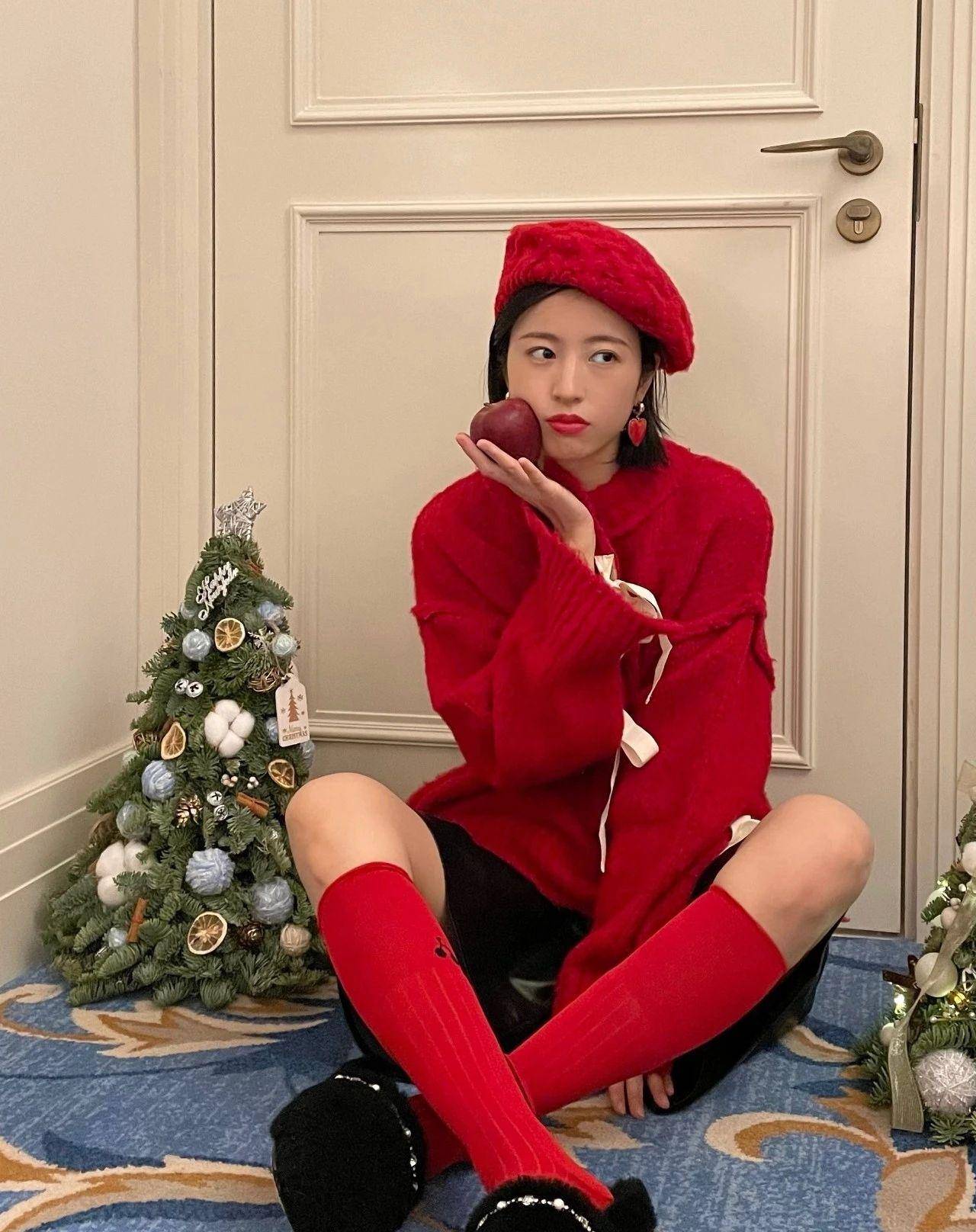 配饰|周雨彤在《我在他乡挺好的》中演技哭戏值得夸，她的衣品更值得夸