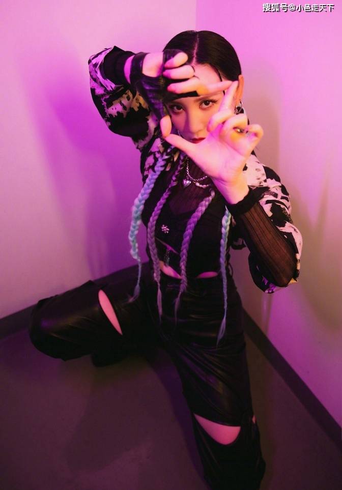 黑色|张萌黑色皮裤时尚写真