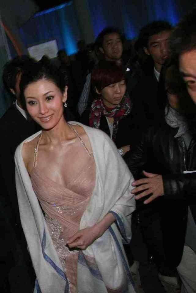 魅力|李嘉欣虽然身材骨感，但上身还是有肉肉的，暗场的灯光下更显立体