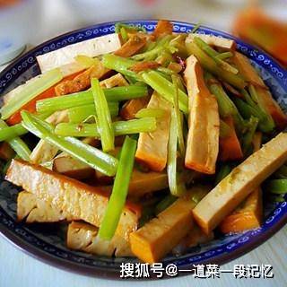 炒芹菜需要焯水吗怎么炒好吃 f5697ca2d7334e7eb46849b0f4553b11.jpeg
