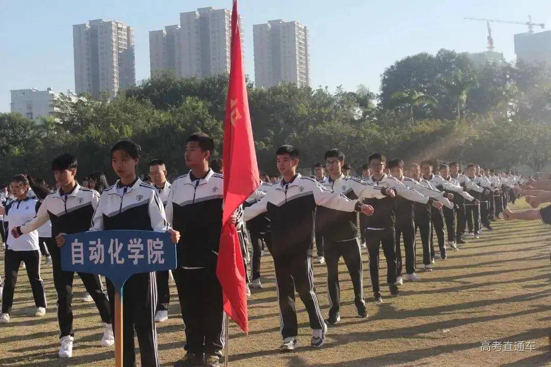 校服|万万没想到！到了大学还是要穿校服，而且这么难看！