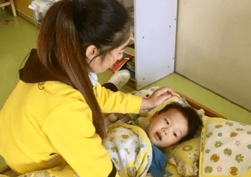 睡眠|幼儿园宣布“取消”午睡，家长炸锅纷纷声讨，园长解释压倒众议