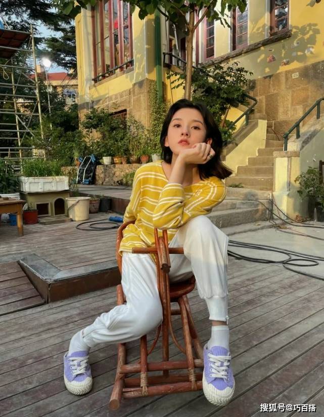 设计|宋祖儿越来越可爱了，穿卫衣短裙走机场，蹦蹦跳跳像是小兔子