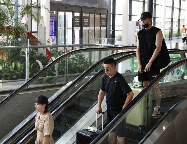 身材|刘翔现任老婆颜值普通，剪时髦“鲶鱼头”穿连衣裙，也没啥抢眼感