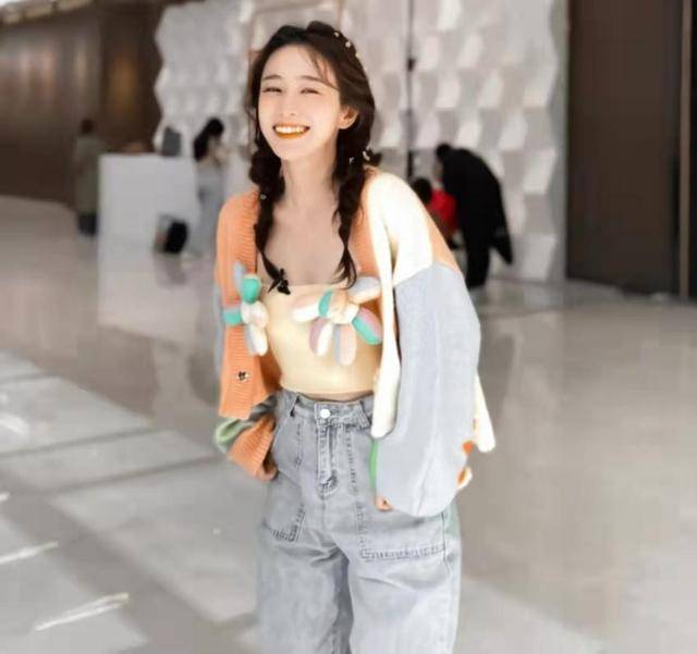 颜色|还记得“严莉莉”吗，刘美含长大有点不敢认，一身甜系穿搭好清纯