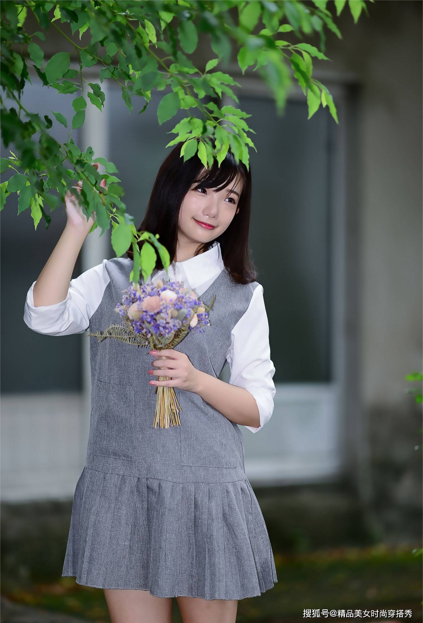 塑造出|美女身穿拼接衬衫百褶裙假两件套，妥妥的纯情少女风