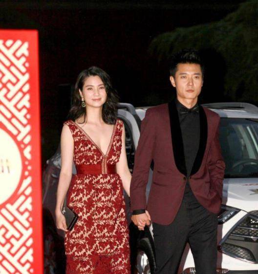 设计|洪欣携张丹峰甜蜜同框，穿深V红裙时尚又优雅，镜头前亲亲好恩爱