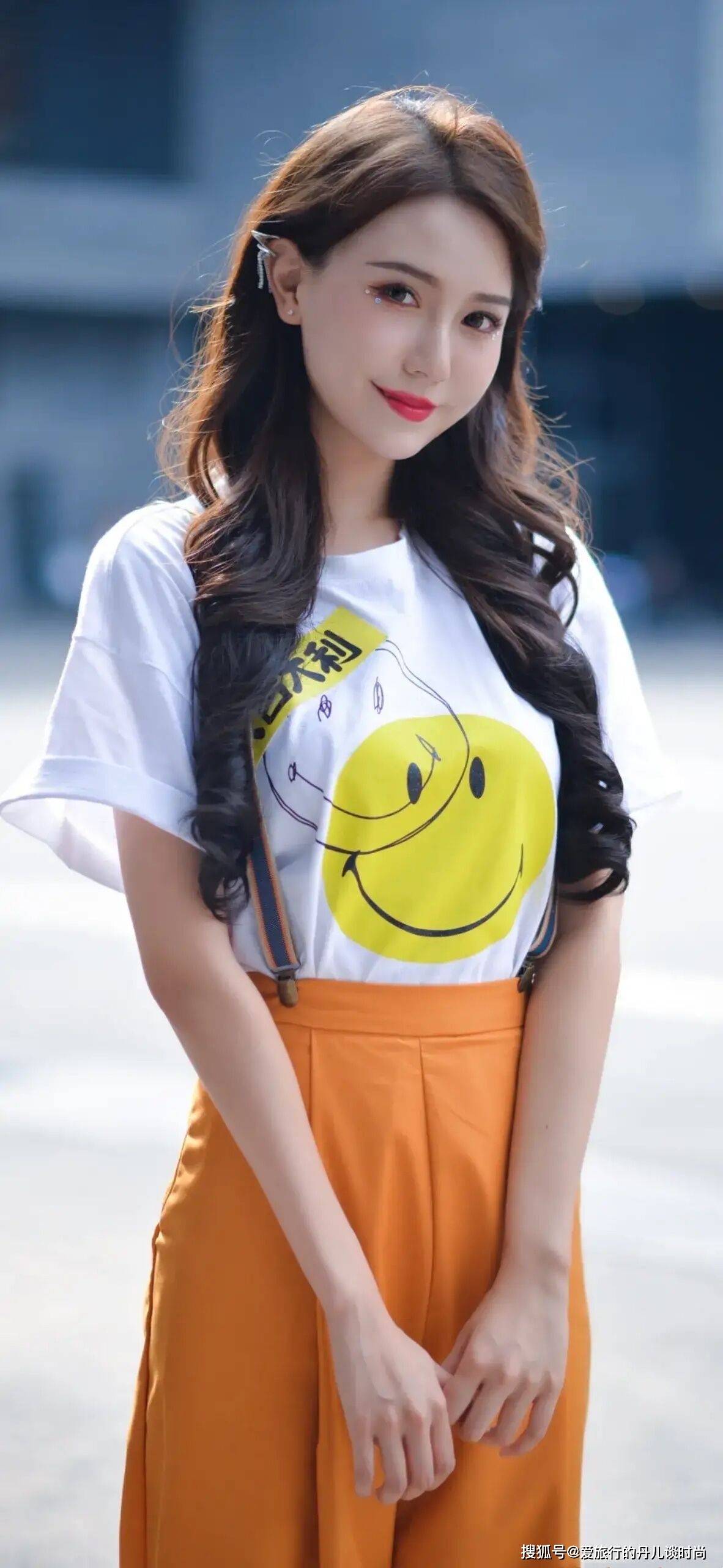 卡通|小姐姐太嫩了，穿白色t恤搭橘色背带裤清新甜美，尽显少女气质