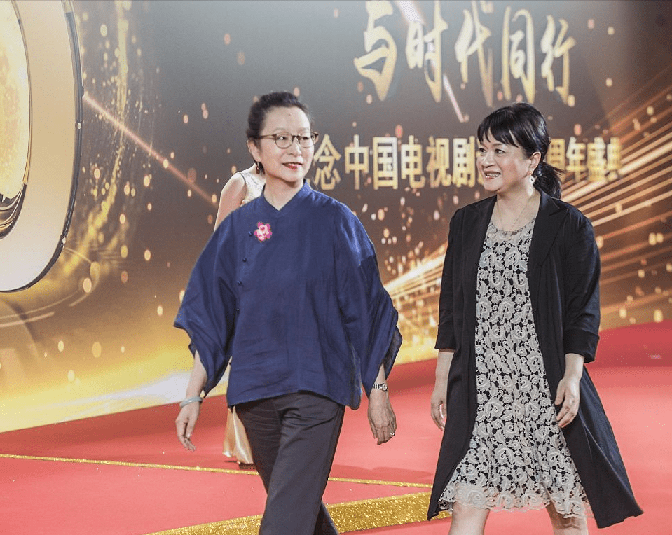 奚美娟|奚美娟穿得挺朴实的，花外套配灯笼裤，显现出了奔七人的真实状态