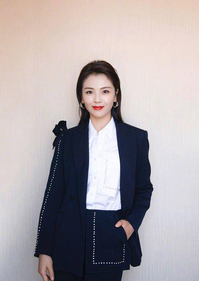 黑色|刘涛怪会穿的，黑色西服套装配白衬衫知性干练，基础款穿出高级感