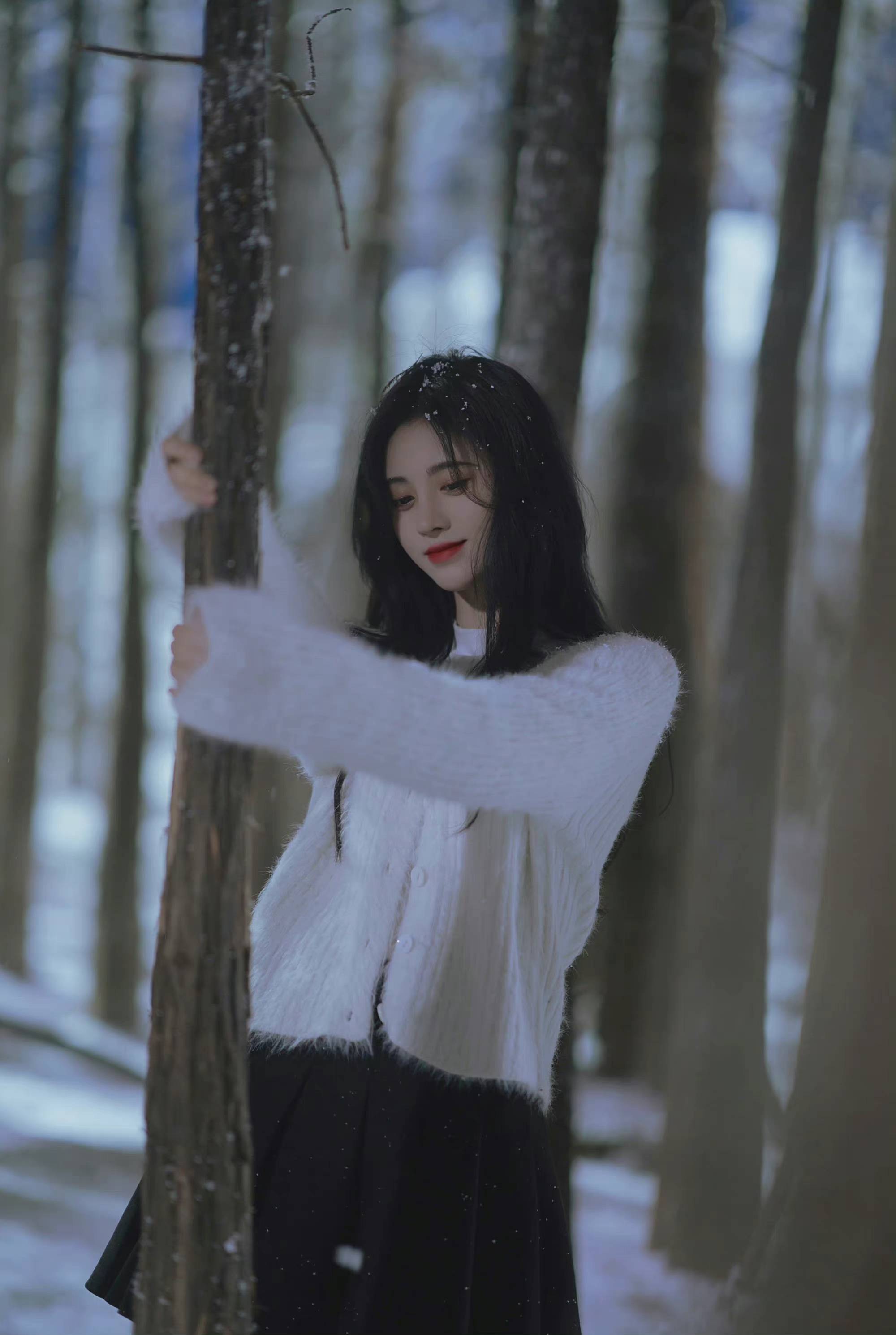 鞠婧祎|鞠婧祎雪中氛围感大片白色针织开衫搭配黑色百褶裙，空气中都弥漫着唯美的气息