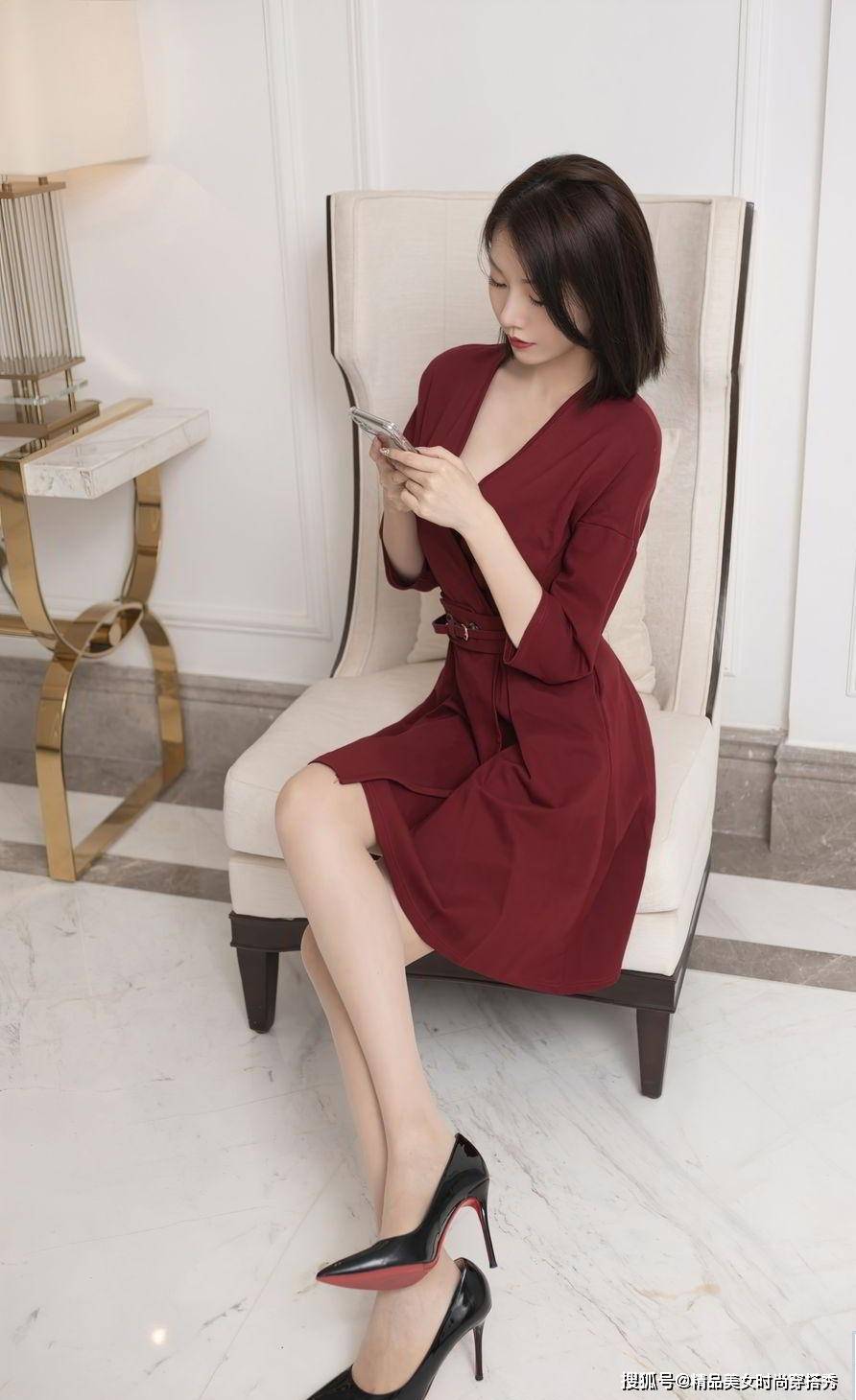 设计|枣红色连衣裙搭配黑色高跟鞋，让女性尽情展现自己的美