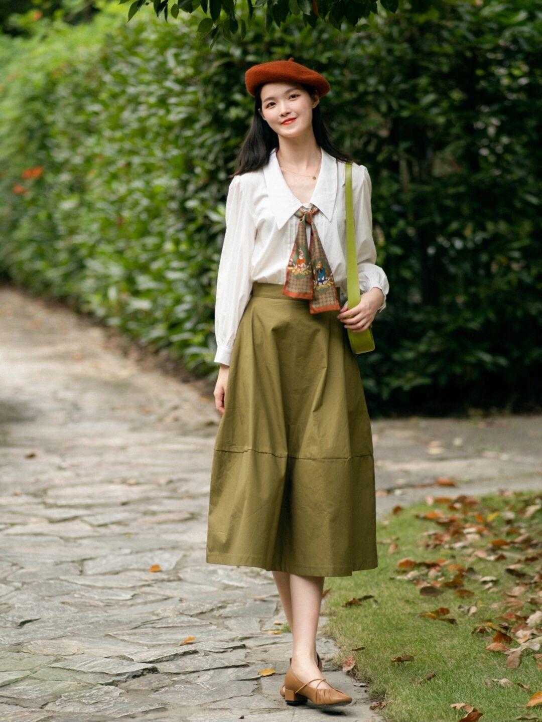 卫衣|早秋怎么穿出高级感？卫衣搭配牛仔半身裙简约利落，洒脱又舒适