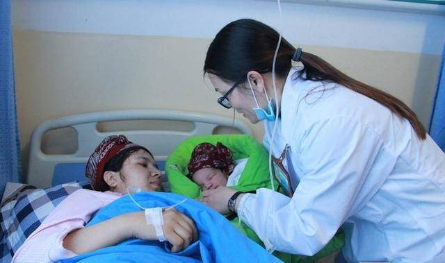 细节|麦迪娜姜潮官宣产女，晒出产后全家福，三个细节让二胎妈妈羡慕