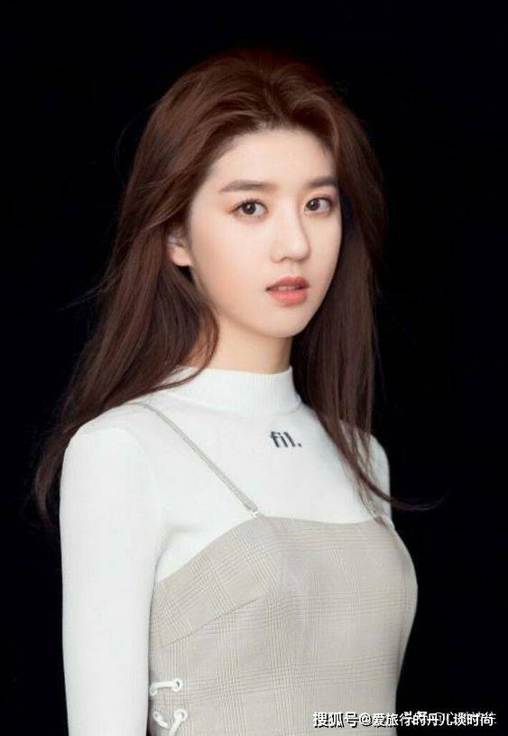 好身材|新加坡大美女李凯馨的时尚穿搭，“高颜值”“好身材”行走的衣架