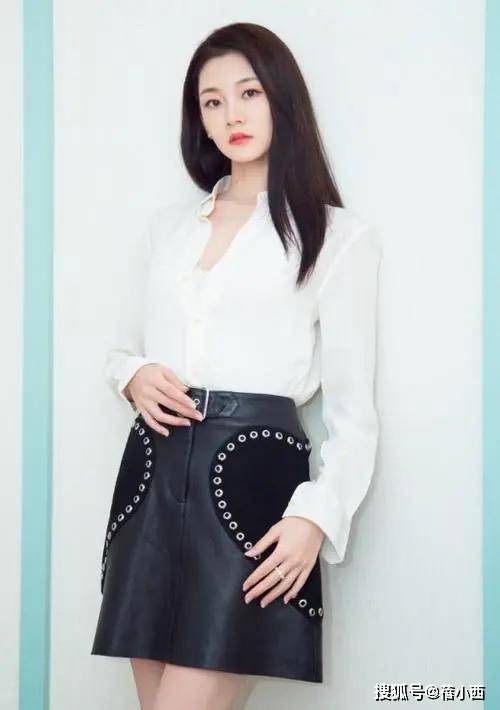 黑色|郑恺老婆苗苗的气质真天然，穿T恤配印花裤就出门，根本无需美颜