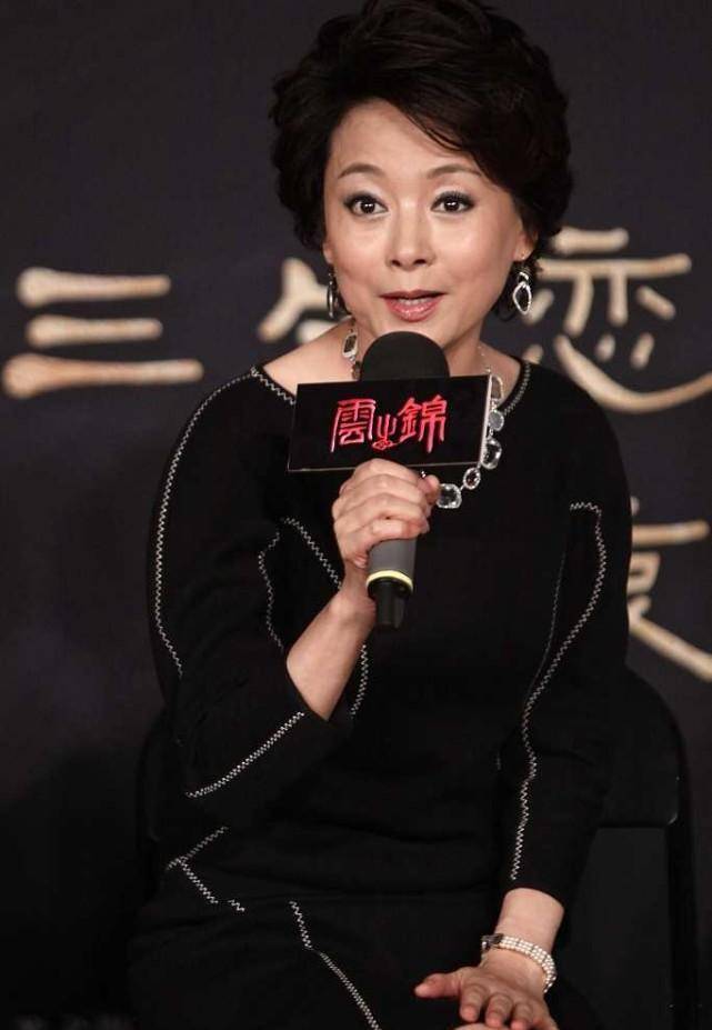 身材|63岁的张瑜状态超好，穿一袭黑色连衣裙优雅亮相，尽显端庄气质