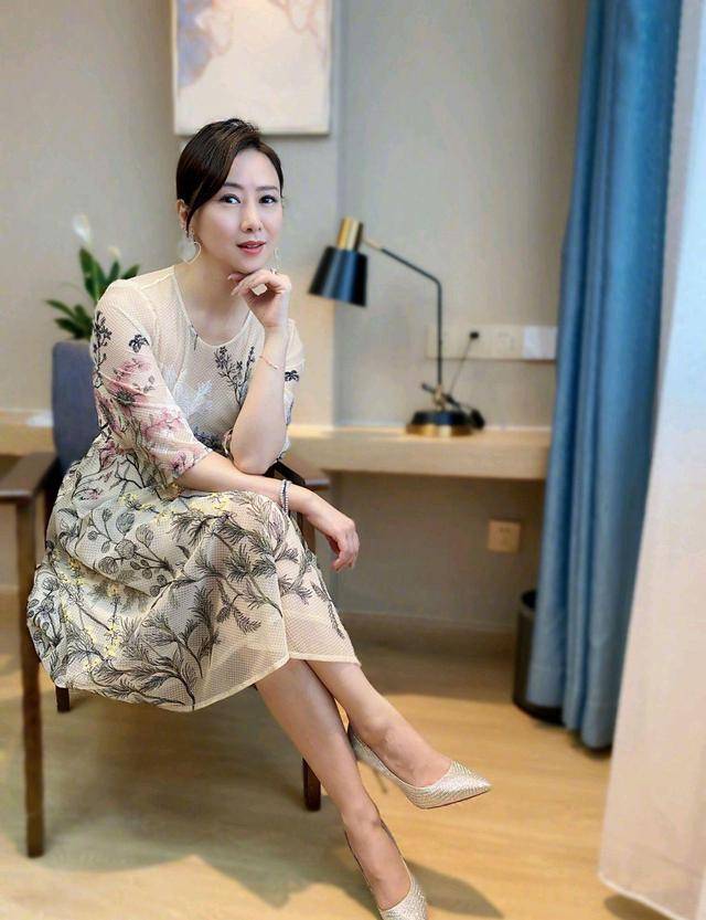 黑色|翁虹年过半百依旧风姿卓越，飘带衬衫配小香风连衣裙，高贵典雅