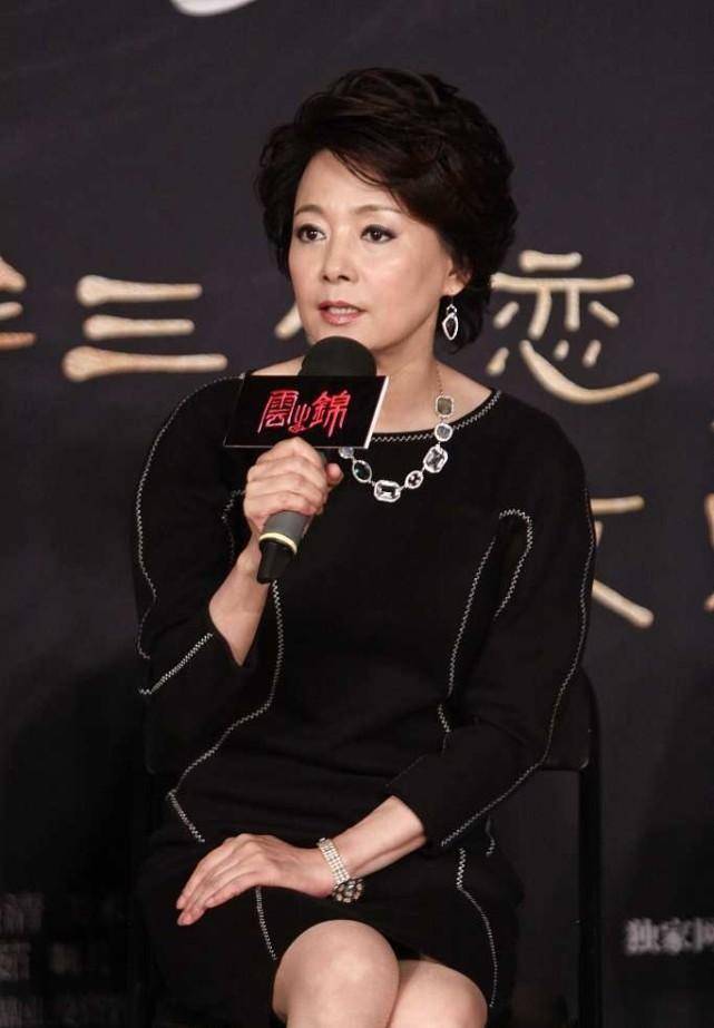 身材|63岁的张瑜状态超好，穿一袭黑色连衣裙优雅亮相，尽显端庄气质