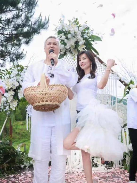 进行|张婷携林瑞阳出席活动，穿着白T恤配半身裙，两人看着像孙女关系