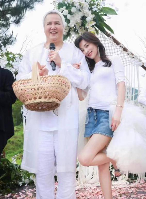 进行|张婷携林瑞阳出席活动，穿着白T恤配半身裙，两人看着像孙女关系