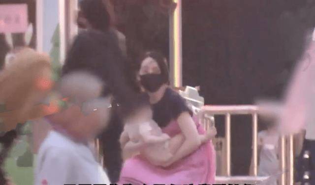 郭碧婷|郭碧婷带女儿逛公园，素颜出行打扮低调，全程抱着小奶皇母爱爆棚