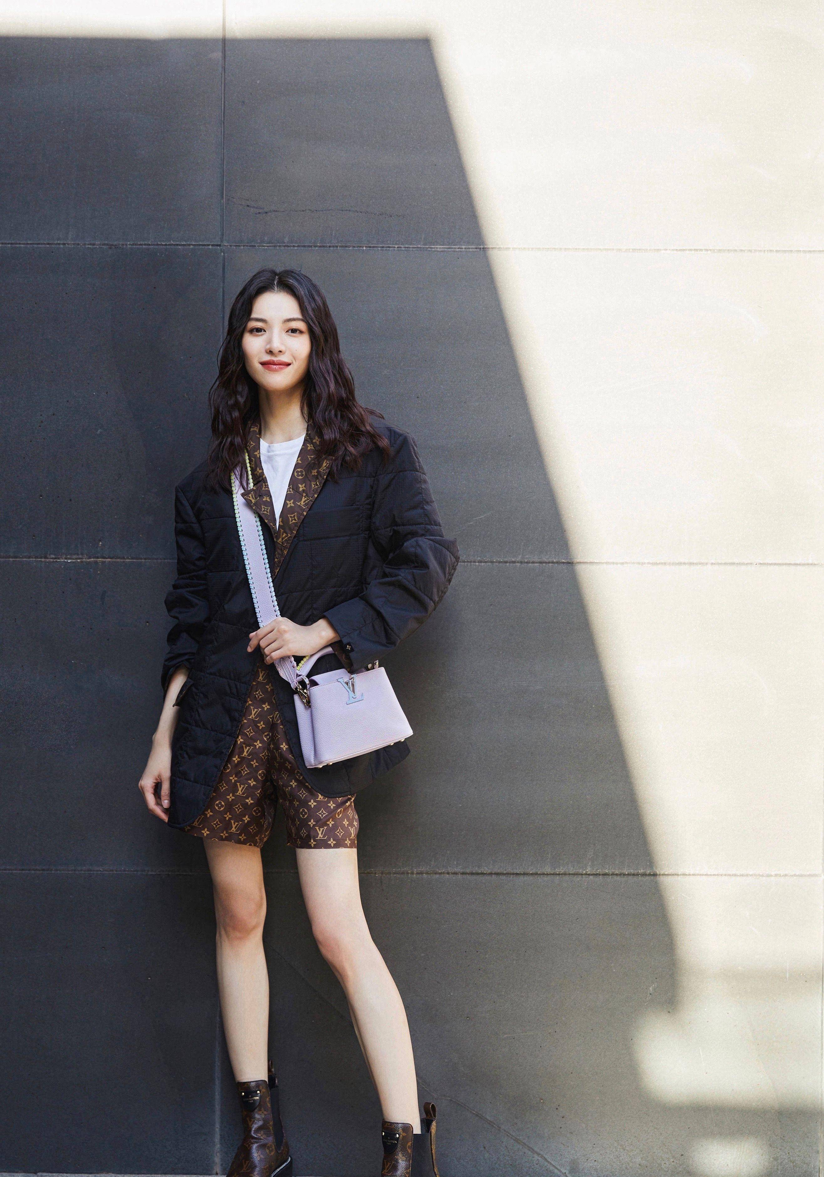 黄景瑜|黄景瑜和钟楚曦同喝一杯奶茶，俩人印花毛衣，cp感好强