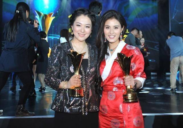 沈傲君|44岁沈傲君的气质脸很占优势，穿亮片外套搭配抹胸裙，美到骨子里