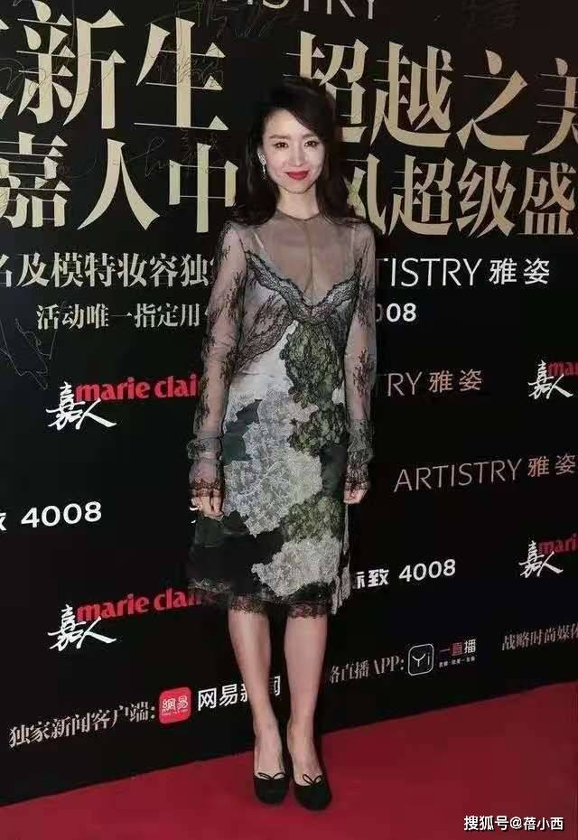 黑色|董洁这气质真让人服气，穿薄纱蕾丝裙亮相，虽尺度有点大却很高级