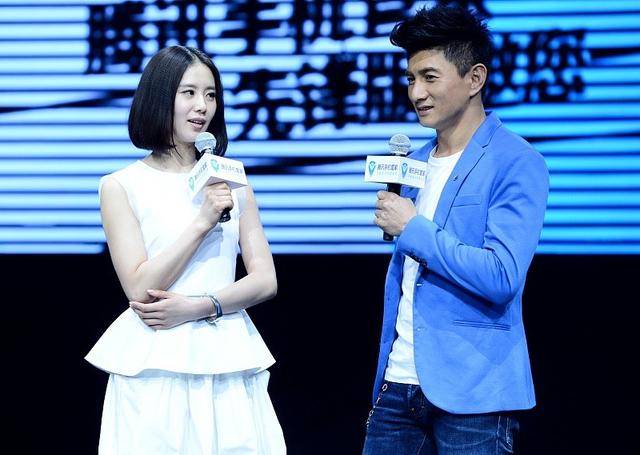 下半身|吴奇隆刘诗诗亲密挽手,身穿情侣装好吸睛,真是“狗粮”满天飞