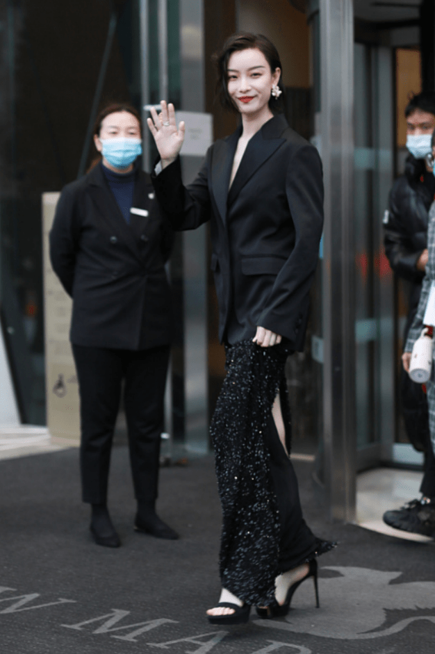 廓形|倪妮的生图比精修图还要美，穿西装配开叉裙，露出长腿又细又直