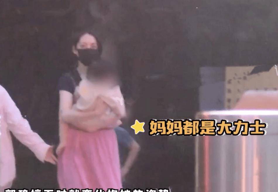 郭碧婷|郭碧婷带女儿逛公园，素颜出行打扮低调，全程抱着小奶皇母爱爆棚