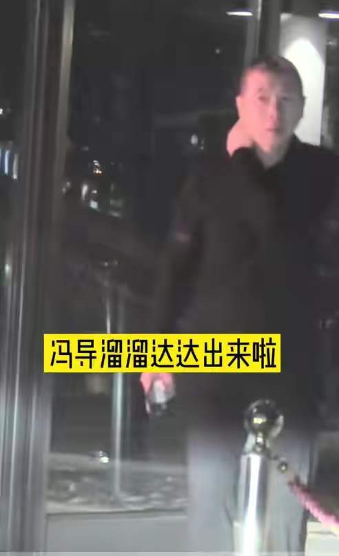 养女|冯小刚一家三口罕亮相,15岁养女长发披肩打扮靓,父女共用一张脸